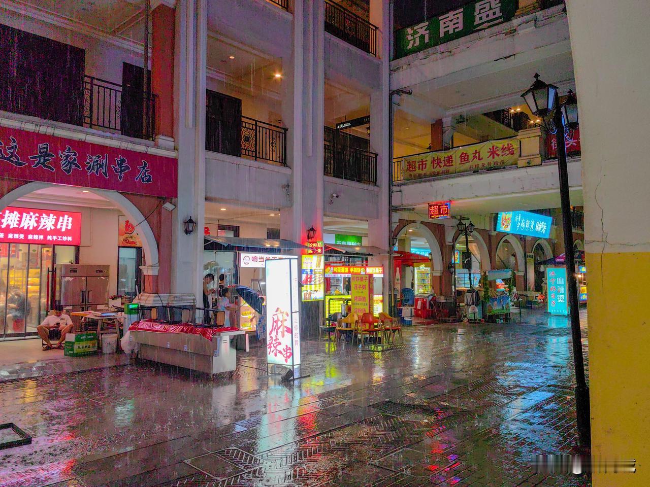 一场雨，奥特莱斯这条街突然安静了下来...