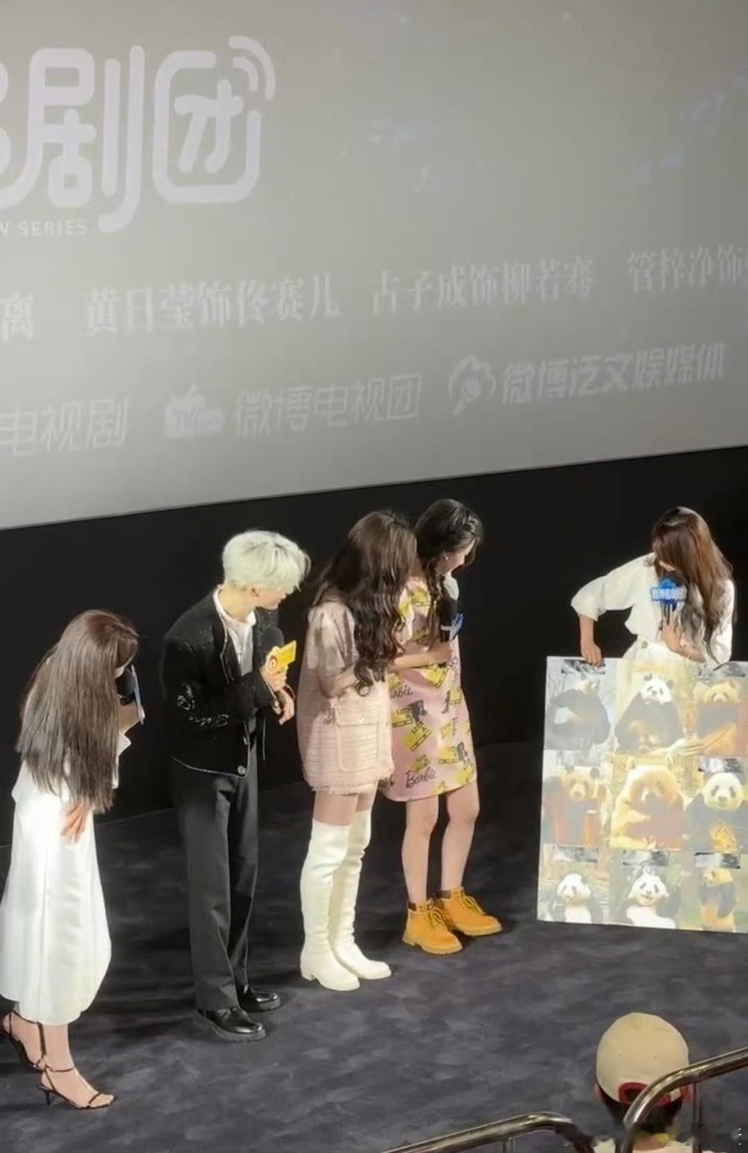 #罗云熙一眼就能认出七仔#  哈哈哈哈哈哈罗云熙在众多熊猫里一眼就认出了七仔！！