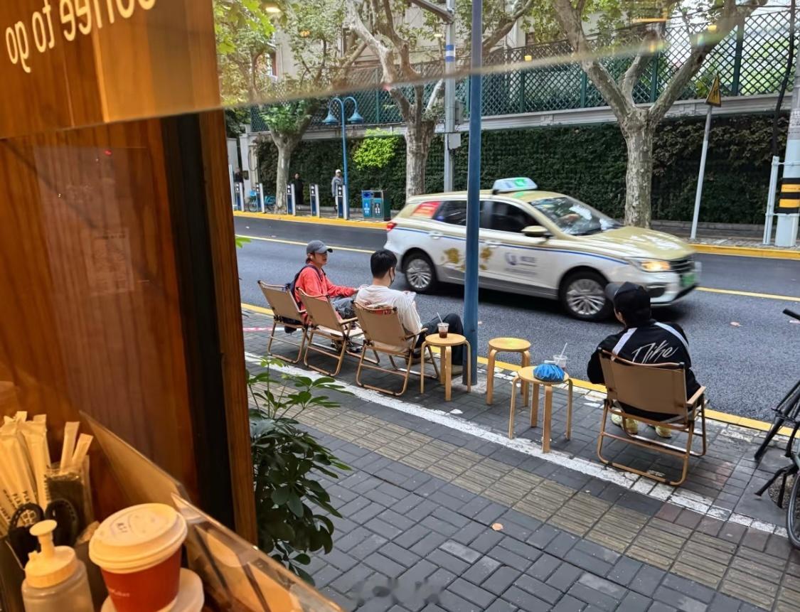 这个国庆假期选择喝冰美式玩手机的+1。十一假期这样吃健康又尽兴 ​​​