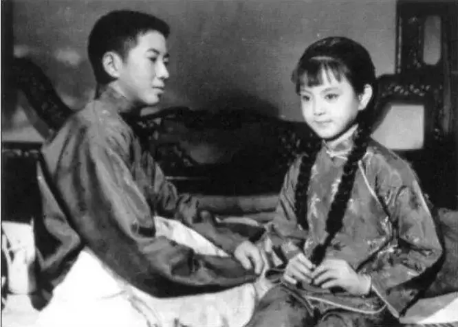 谢玲玲迎68岁生日！其侄女与小儿子陪切蛋糕