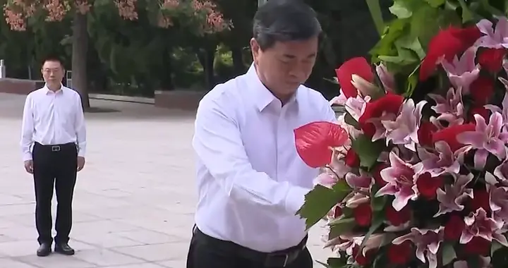 河南省委书记周祖翼、代省长王陆进，向焦裕禄烈士陵墓敬献花篮，与焦裕禄女儿焦守云交流