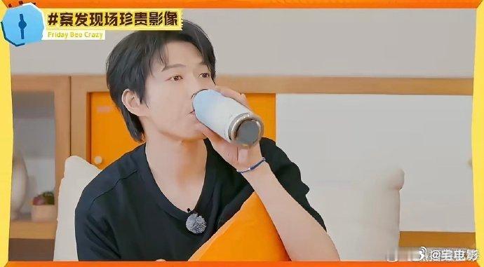 魏大勋偷喝杨迪水被抓包杨迪认真梳理线索，魏大勋在下面偷偷喝水，这画面谁看了不笑出
