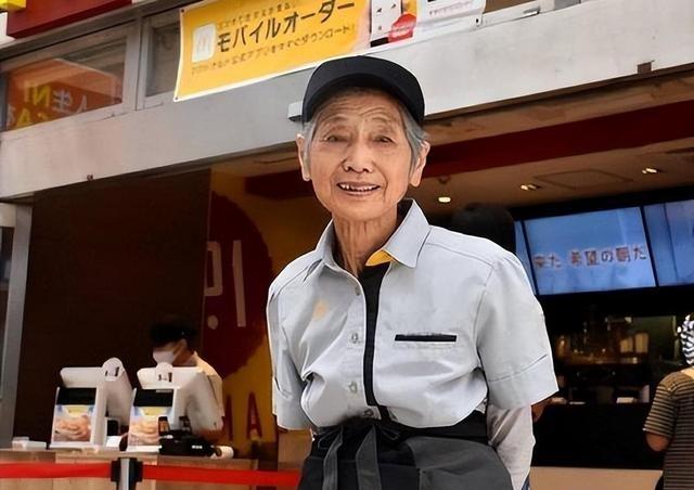 关于日本老年人还要打工就业的问题
萨沙简单的说一说：
第一，日本老年人就业率高，
