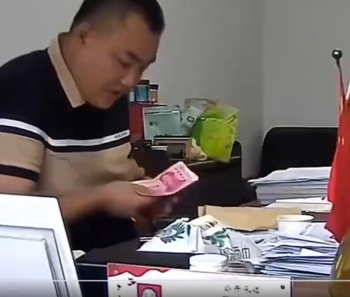 湖南国企董事长办公室收礼金被免职，颇具讽刺意味的是，被曝光的视频并非偷拍偷录，而