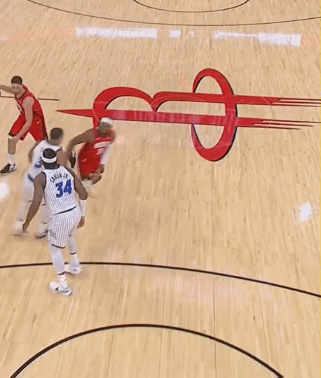 小刚炮戴斯蒙德贝恩的防守动作太大了，直接粗暴用手把约什·奥科吉直接撞倒在地。他之