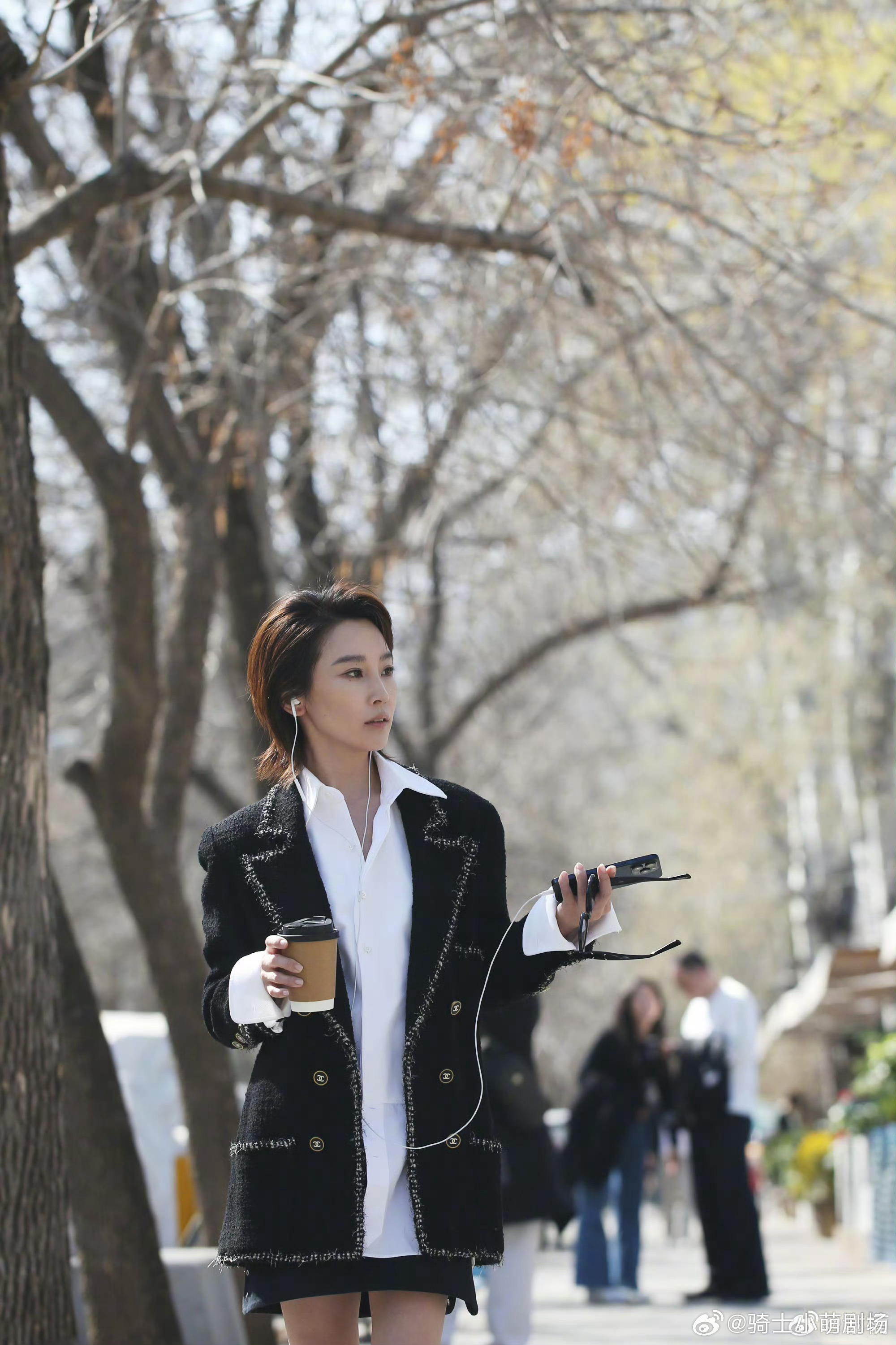 浪姐7真的不能让谢楠主持吗 真的想看谢楠接手！她不仅控场能力稳，还能精准捕捉到姐