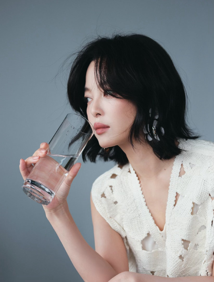 辛芷蕾溢出屏幕的生命力 辛芷蕾的美，是那种从骨子里往外溢的生机。镂空罩衫配连衣裙