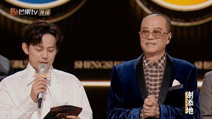 黄子弘凡又偷看何炅手卡了 我嘞个黄子弘凡啊！！人怎么可以有趣成这样的啊！！就这么