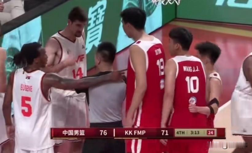 徐昕好样的！王俊杰谈徐昕：

“发生冲突的时候，他第一时间挡在我的身前。这确实让