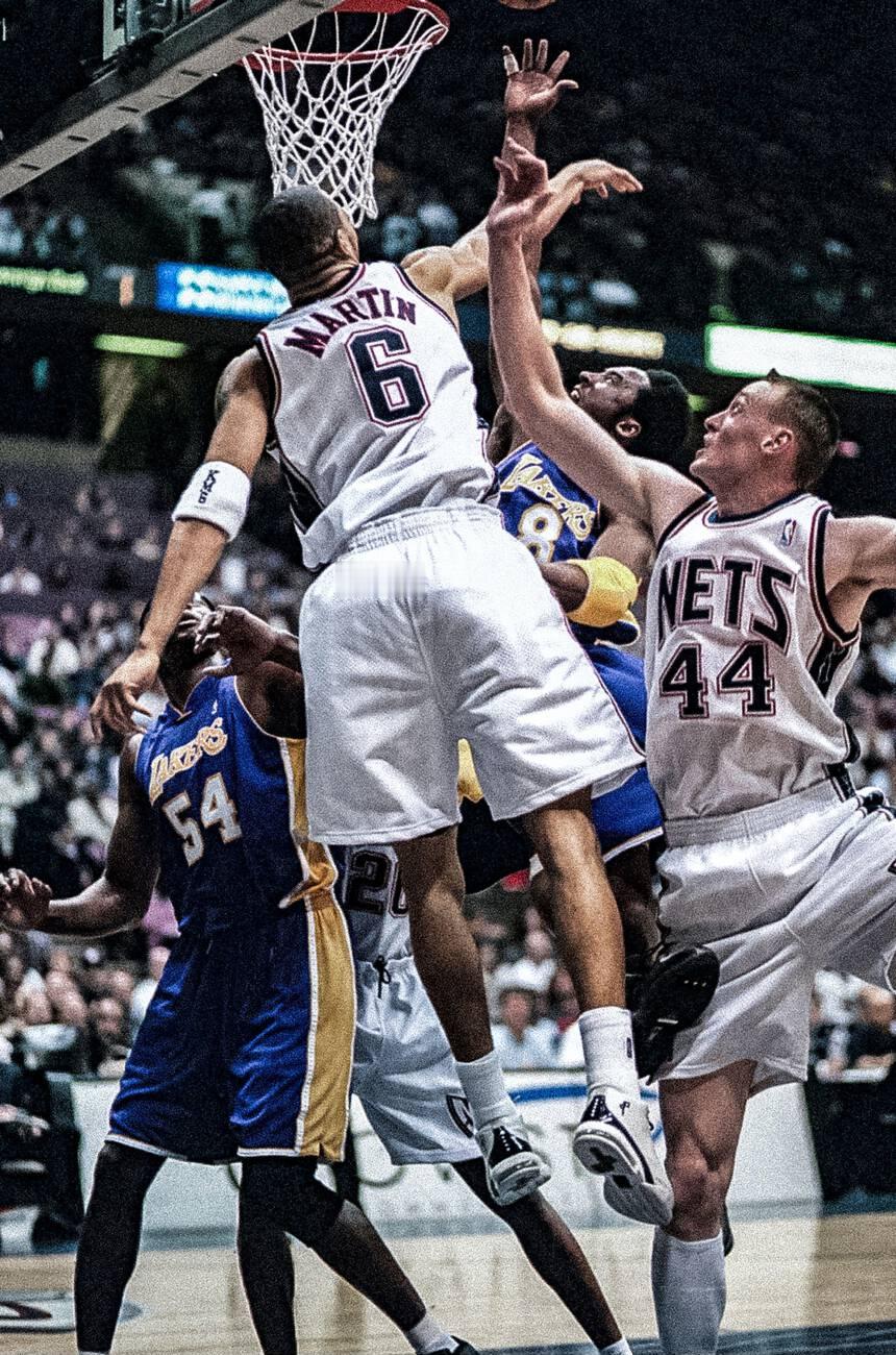Kobe Bryant 夹击中寻觅出手机会 📷/🎞️科比