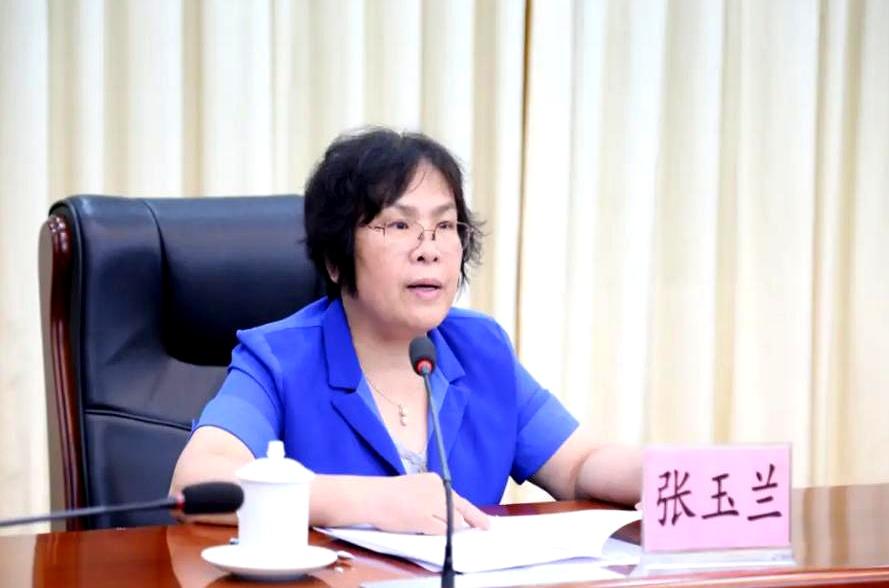 清远教育这回真是让人一愣，张玉兰一下子被推到台前，很多家长看到都挺意外。
说白了
