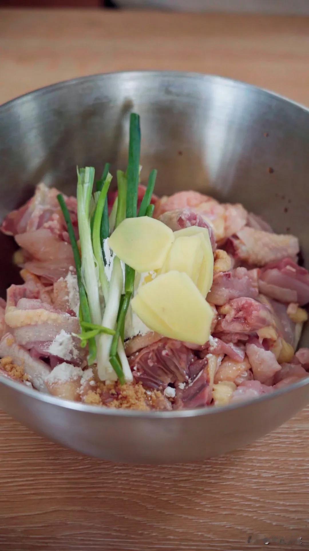 ：啫啫鸡
【食材准备】鸡半只、姜、蒜、红椒、紫苏
调一碗料汁：盐/鸡精/蚝油/生