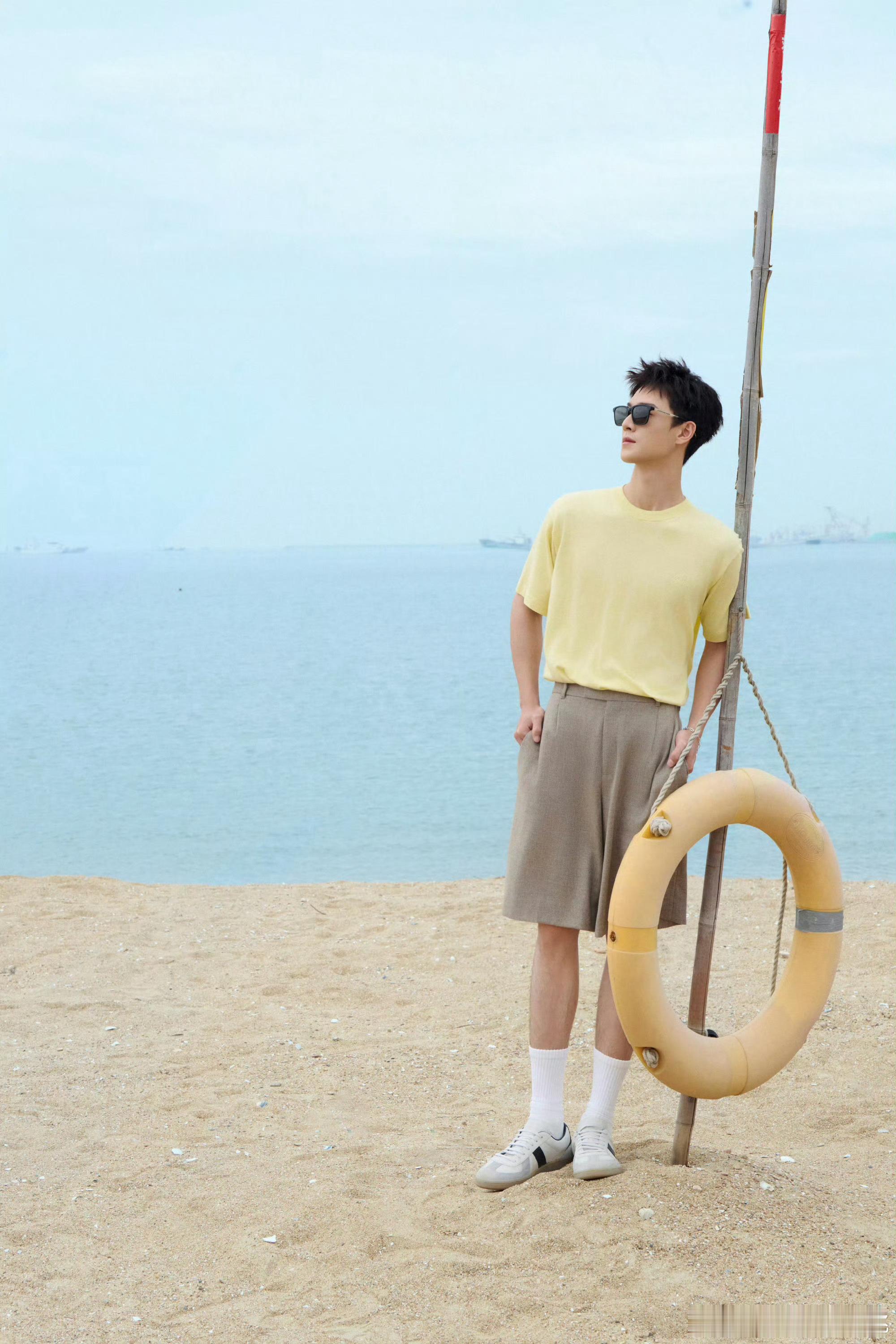 李昀锐巴黎男装秀海边造型大片✨发布，黄色T恤配短裤，全套 Dior 造型清爽休闲