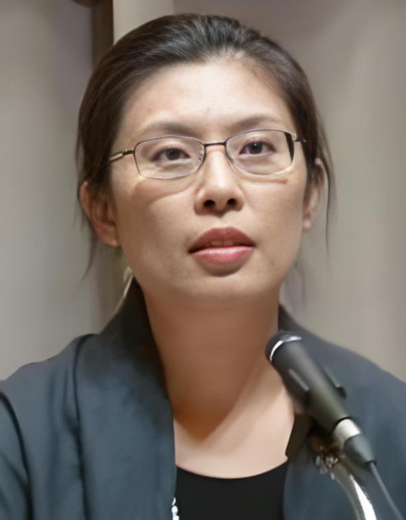 郑丽文竞选难了！

民进党翻旧账，打标签，
说她立场摇摆不定。
国民党内部沉默，