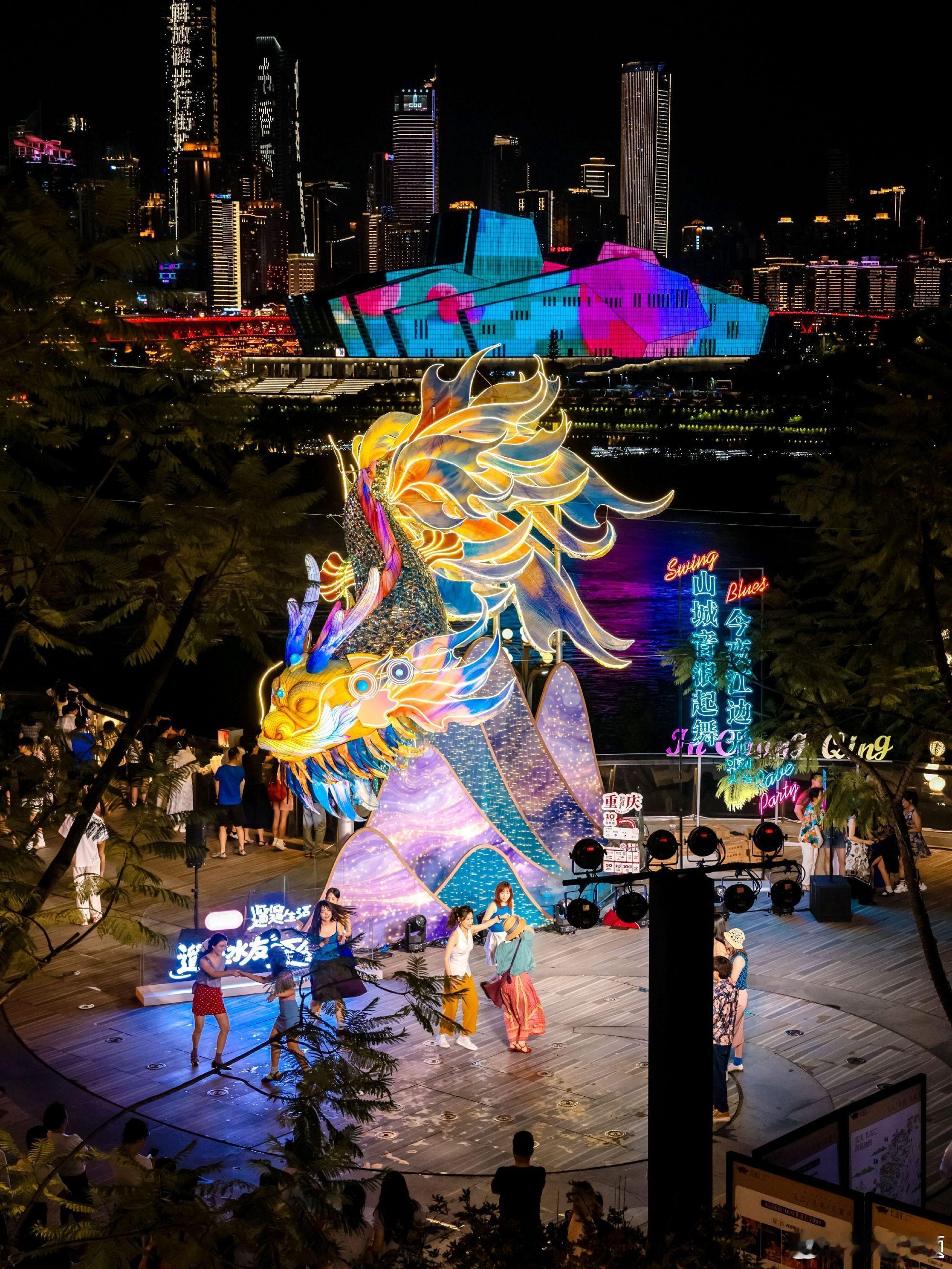 重庆人夏天的赛博降温大法重庆本地人早就跳出躲在空调房避暑的固有思路，傍晚扎堆南滨