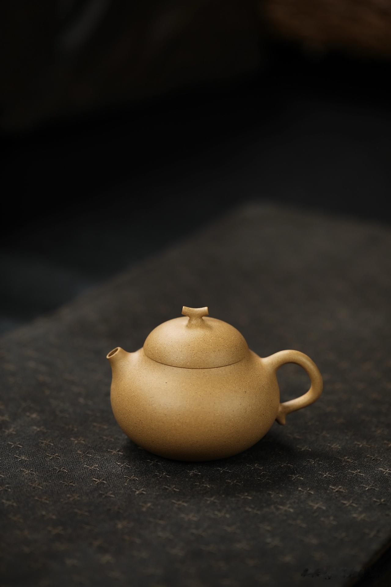 茄瓜丨秀气仿生器
容量210cc|原矿本段
设计取形于熟透的枝头茄果，壶纽仿茄蒂