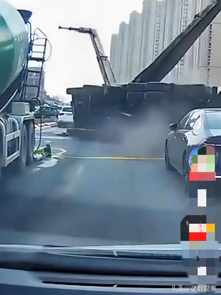 惊险！大连远洋荣域附近泵车侧翻，多辆私家车被砸变形……
 
3月21日，辽宁大连