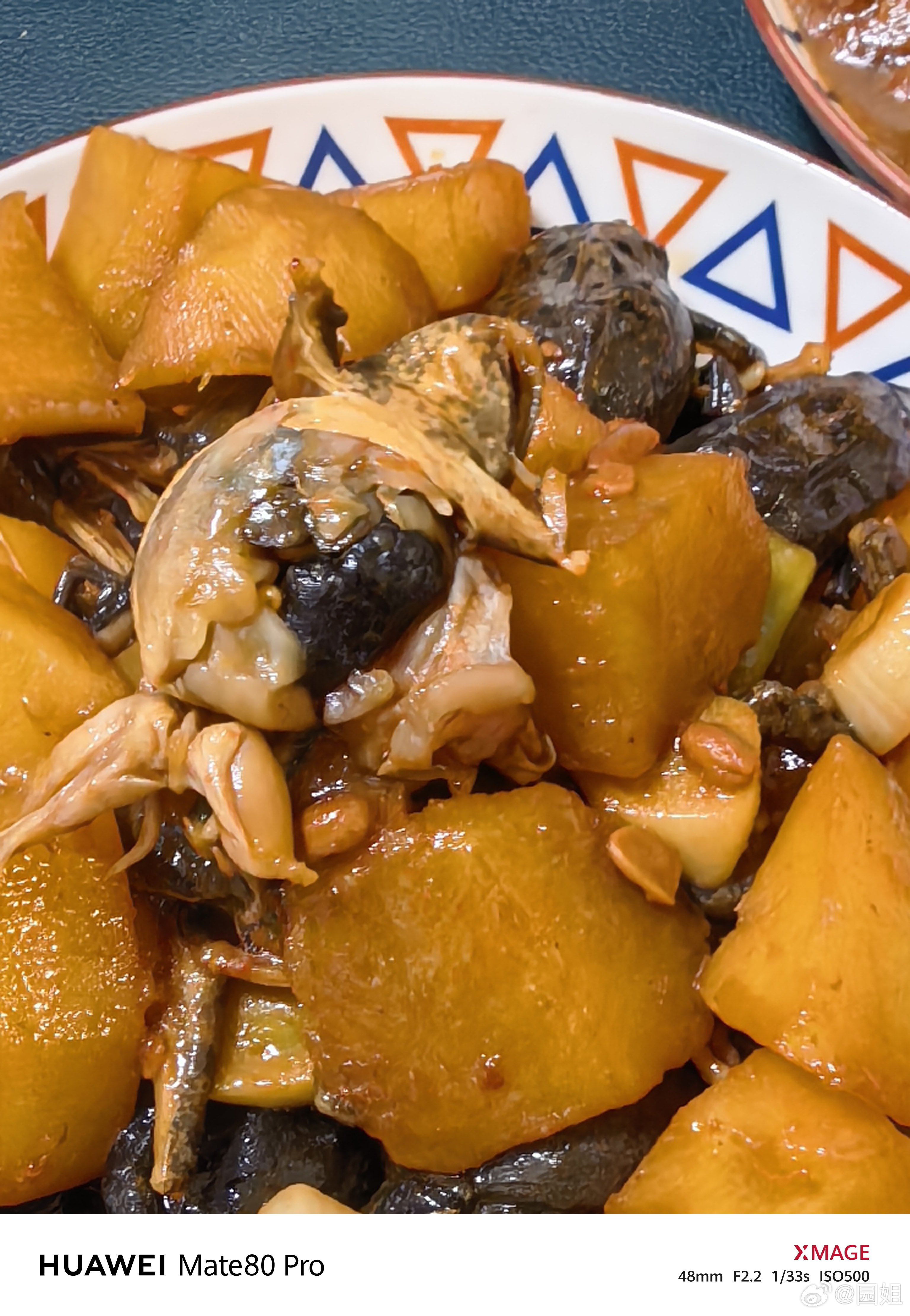 今天来点硬菜，弟弟自己家养的林蛙。黑色的是蛤蟆籽巨香