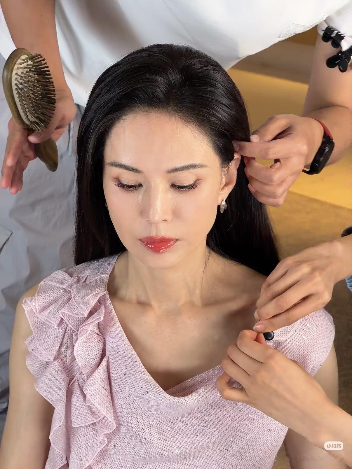 大美人呀，这谁敢相信是60岁的样子，我说人还是要自律点好 
