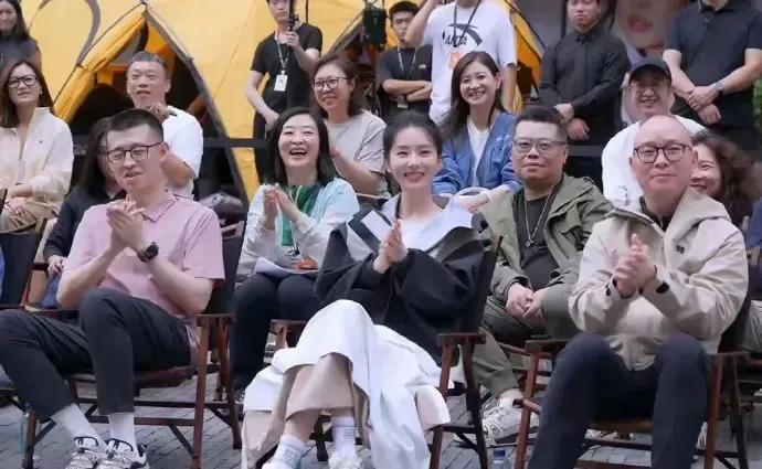 真的是不一样啊，一众坐席中，满眼就一个美人，她长得就是那么好看吗？也不比别人强多