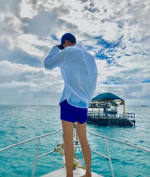 哥们儿说他的女朋友，宁可吃避孕药，也不肯让他戴套。每次同房让他战战兢兢的。成为压