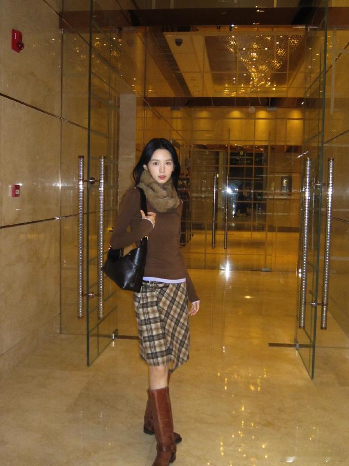 周也千禧风OOTD  周也千禧年代拿小灵通玩贪吃蛇简直就是一下子让大家梦回了千禧