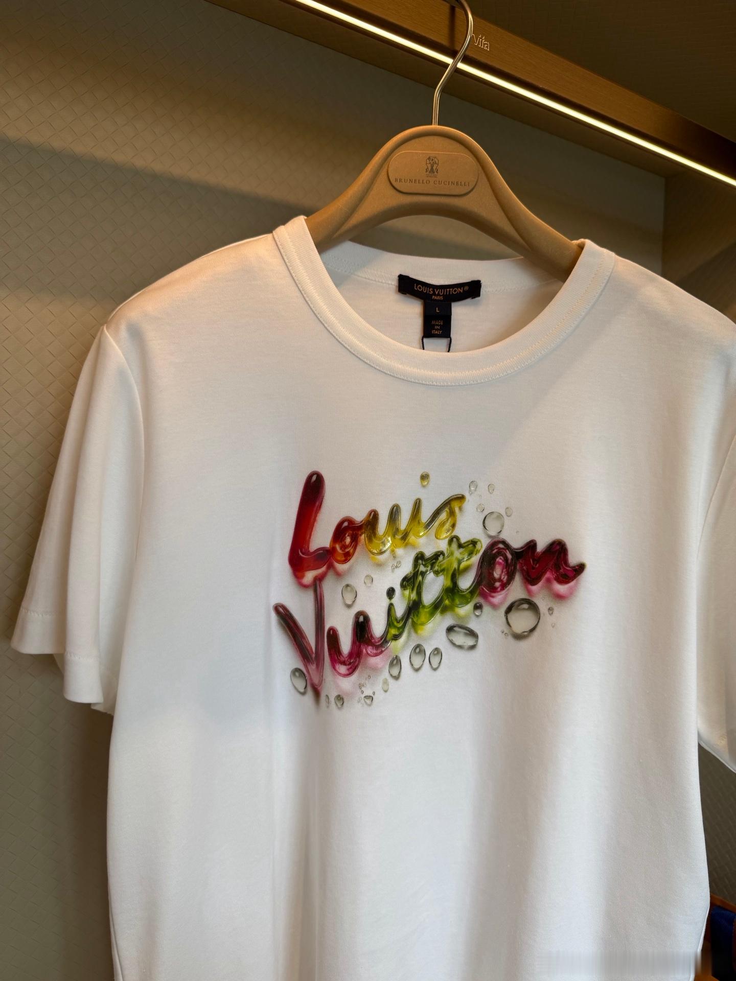 LV字母T胸前渐变彩墨字母印花超吸睛，辨识度满分！纯棉材质柔软舒适，春夏穿超合适