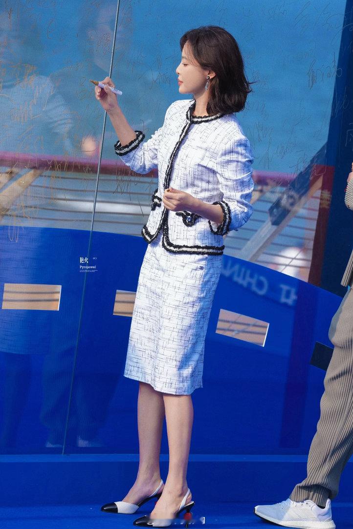 连海风都偏爱辛芷蕾威尼斯影后现身导演之夜，连自然海风都偏爱她，发丝随风飘动风情十