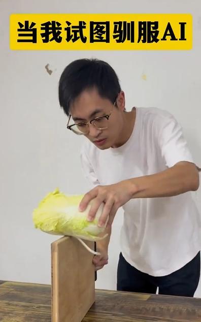 人类驯服AI珍贵影像 现在算是体会到无力感了，和AI沟通比跟人聊天还费劲，反复纠