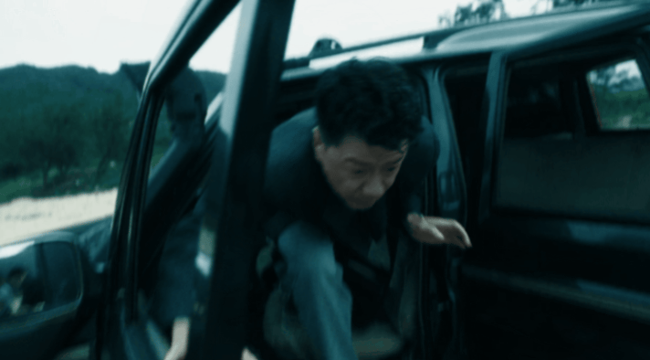 扫毒风暴12集100秒激战戏这段戏是真敢拍，枪声震得耳朵嗡嗡响，有人尖叫着乱跑，