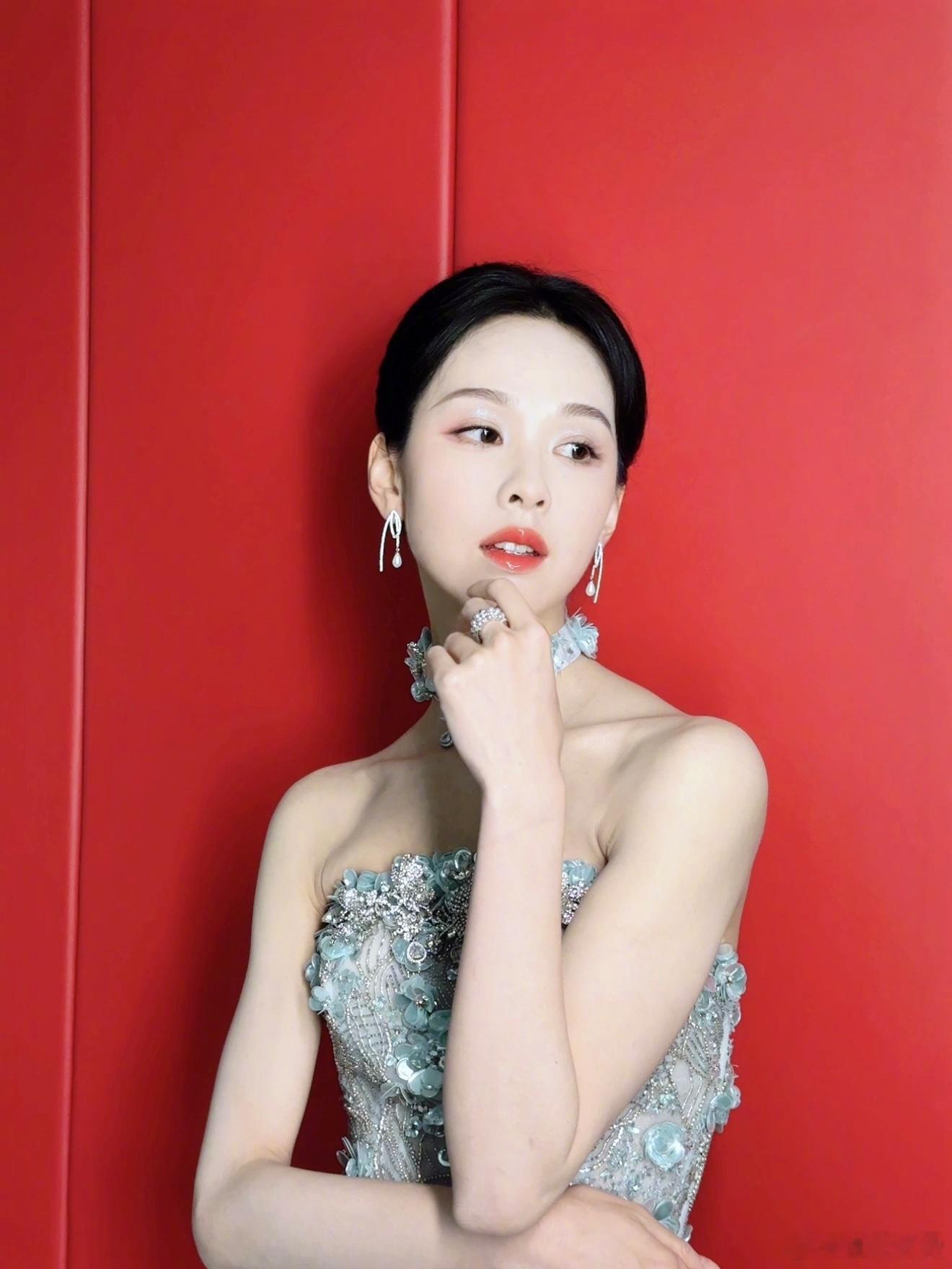 陈都灵裙子上开了数不清的花儿  这条裙子简直是陈都灵的专属魔法，繁花与开叉设计透