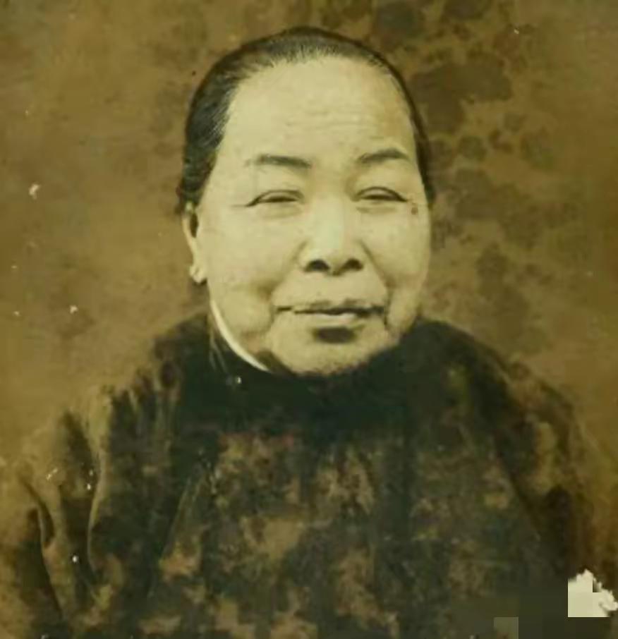 她是被蒋介石牵挂了一生的女人，1965年，周总理把她秘密送往台湾，蒋介石和宋美龄