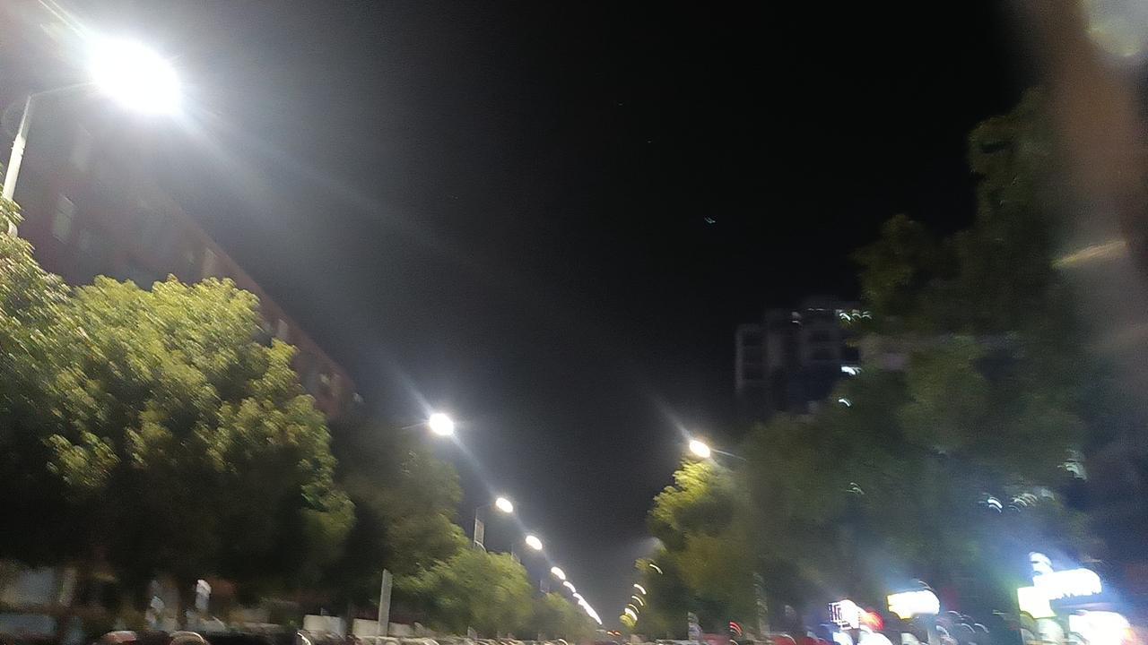 首先，石油收入曾是委内瑞拉国家财政的主要来源。依赖石油出口，政府获得了大量外汇，