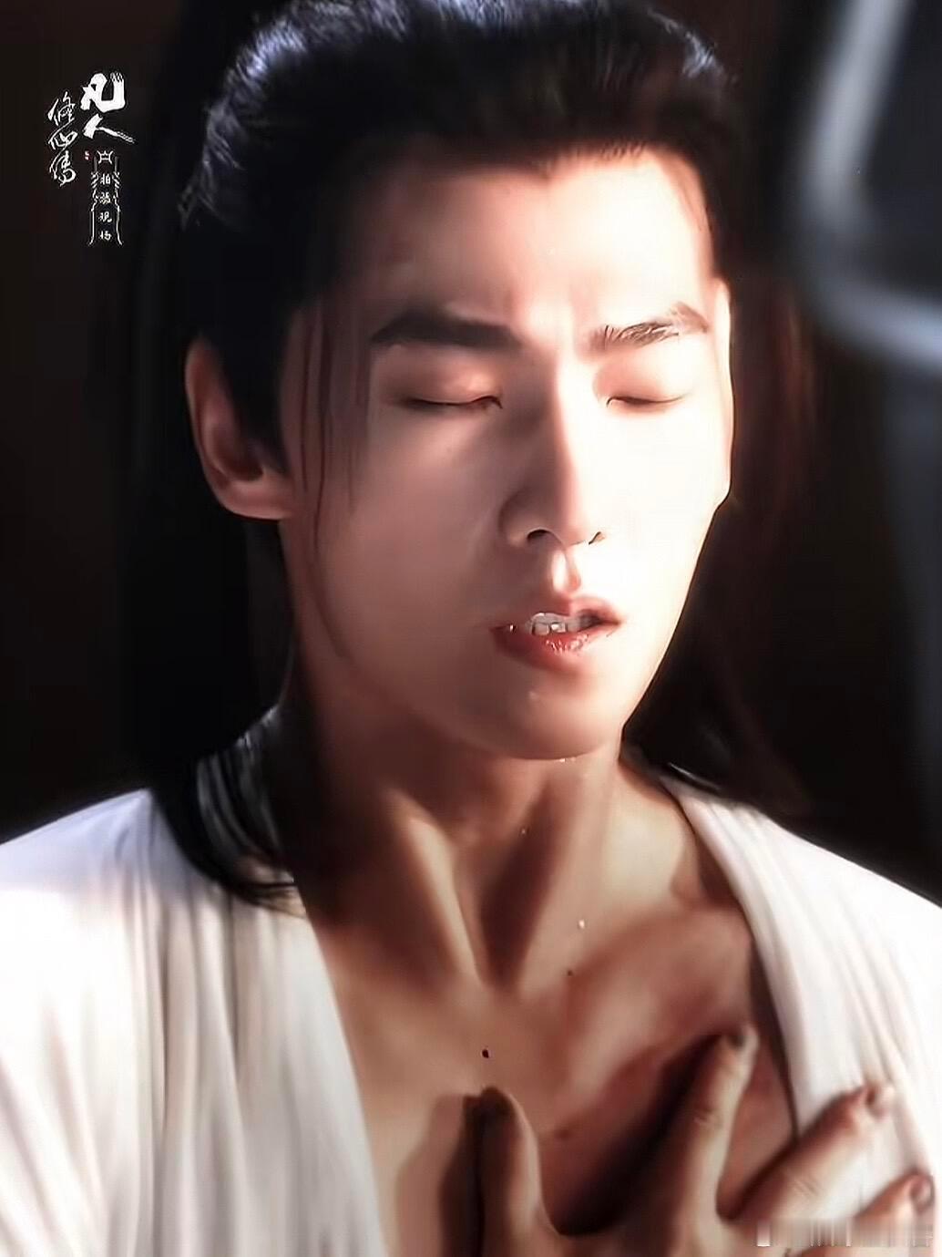 杨洋漏胸肌这块 这若隐若现的线条也太会了吧！明明只是不经意的小露，却直接戳中审美