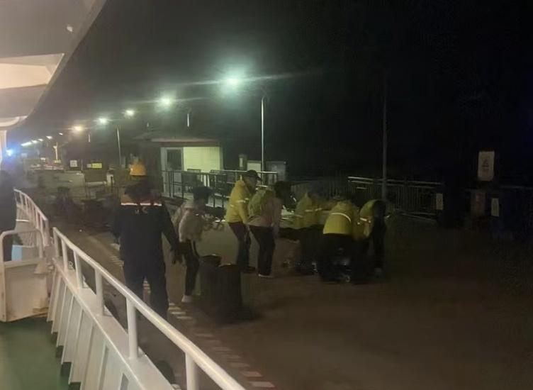 【舟山上演深夜跨海救援】正月初一凌晨，一名游客在普陀山游玩时突发疾病需紧急送医。