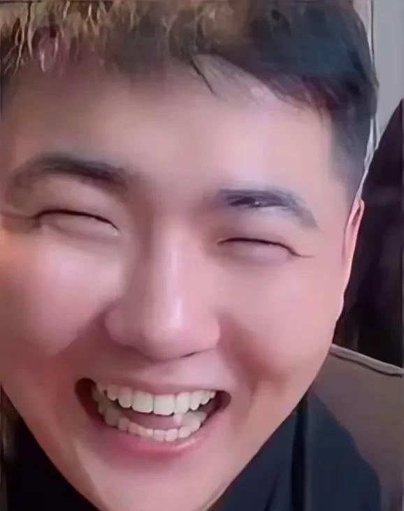 她拼命想割掉的，却完整地印在了两个孩子脸上。
闫学晶最标志的小眼睛高鼻梁，她自己