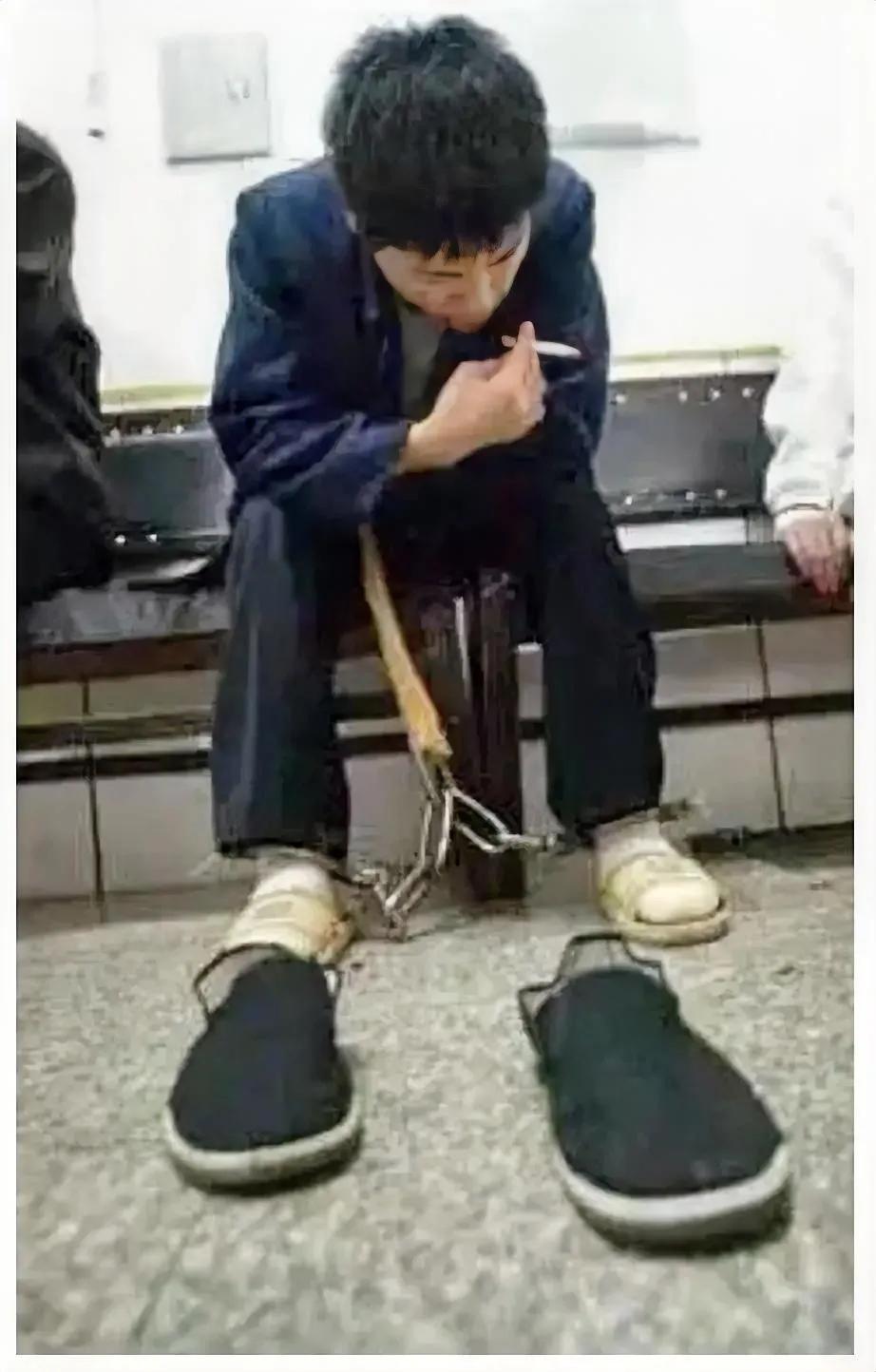 2003年，沈阳看守所，一名死刑犯即将被押赴刑场，镜头中的他坐在铁椅上，旁边放着