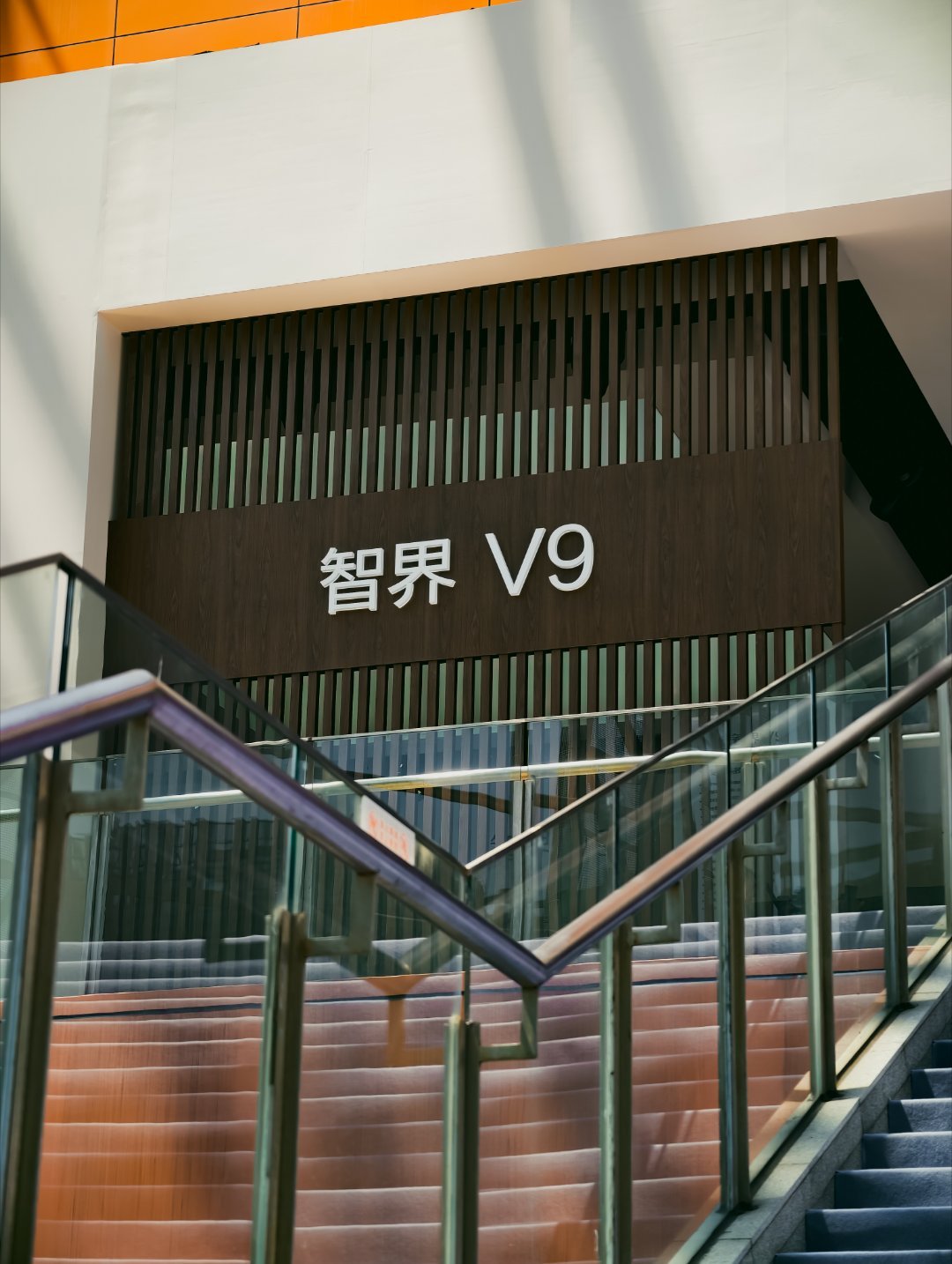 来看智界V9全维包裹的安全气囊很酷安全，确实是最大的豪华智界V9大v聊车