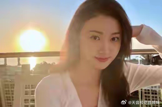 景甜19岁那年，还没演过一部出圈的戏呢，美国华盛顿州州长亲自接见她，还给她颁了个