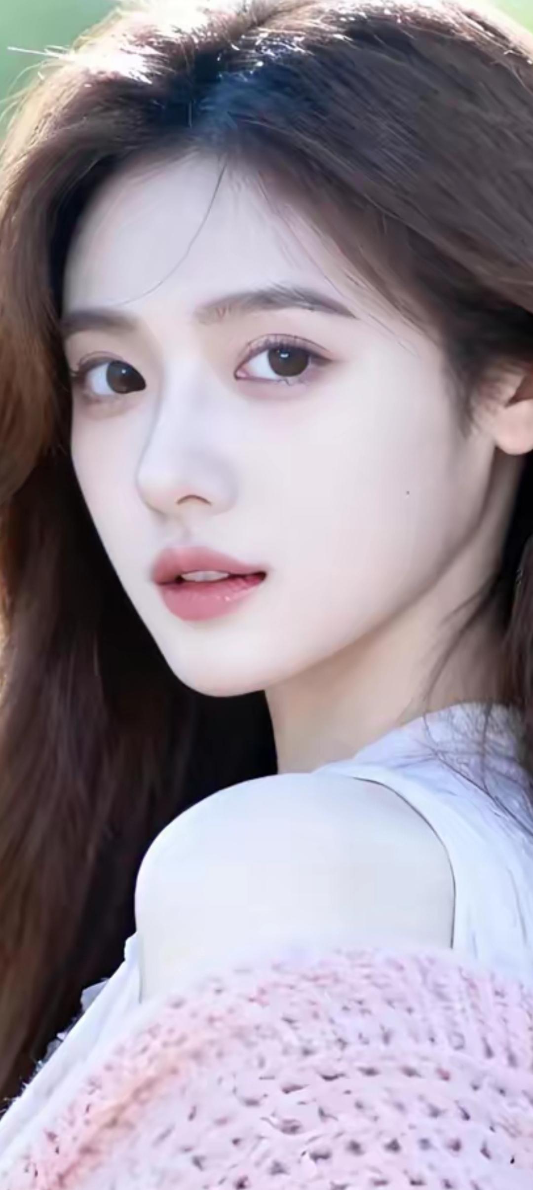 温柔甜美的少女，粉色的毛衣，阳光下的微笑