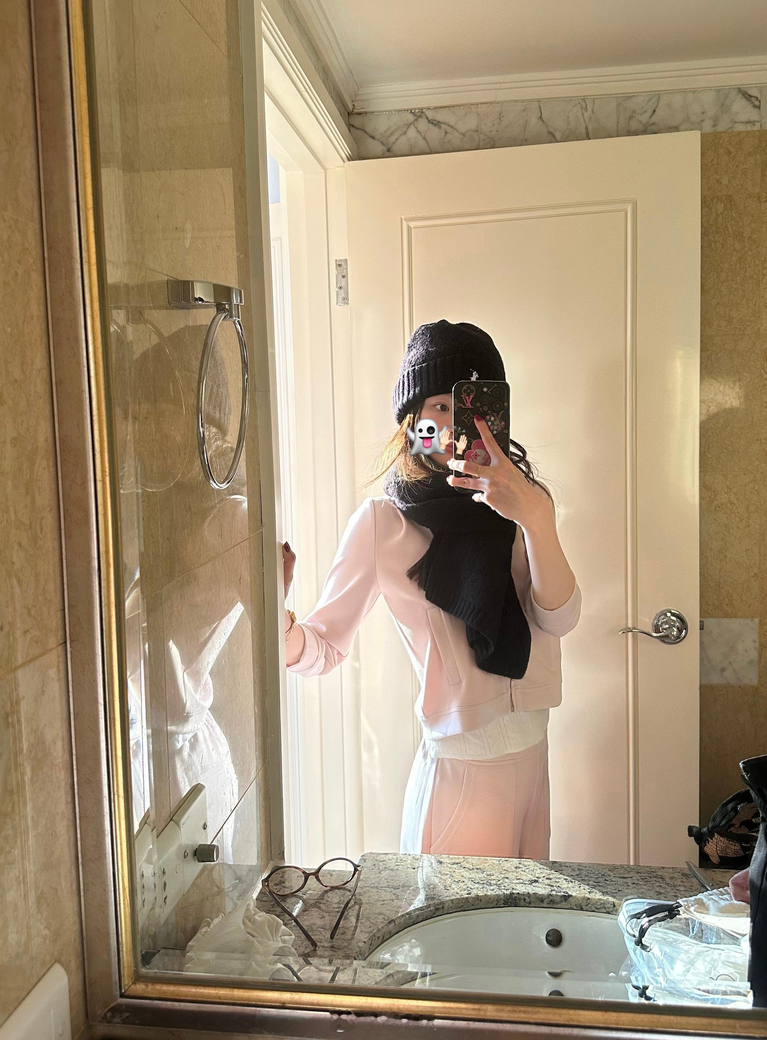 发一些喜欢的照片 💕明天晚上直播间见（啊啊啊啊瑟瑟发抖哈哈哈 