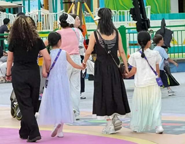 谢娜带女儿去乐园游玩，母女三人手牵手，跳跳俏俏长高到妈妈肩膀