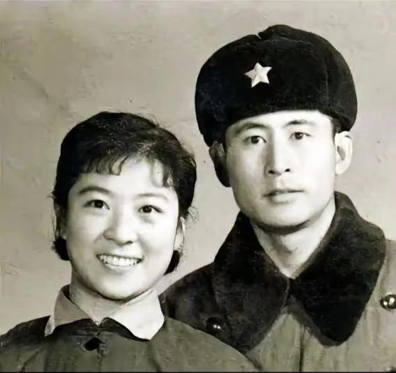 这张王馥荔和谁的合影啊
从鼻子嘴巴看，肯定不是她丈夫王群
难道是电影剧照？不知道