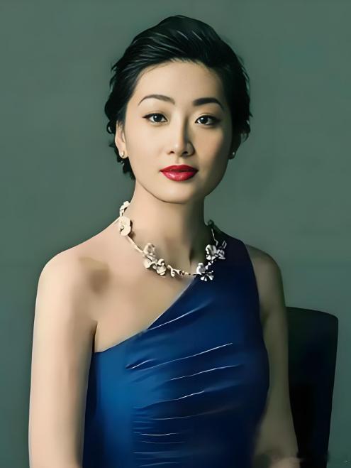 宗馥莉的面相点评一、 为何说面相上极具“祖上福荫”？天庭饱满，额宽且亮（主祖荫）