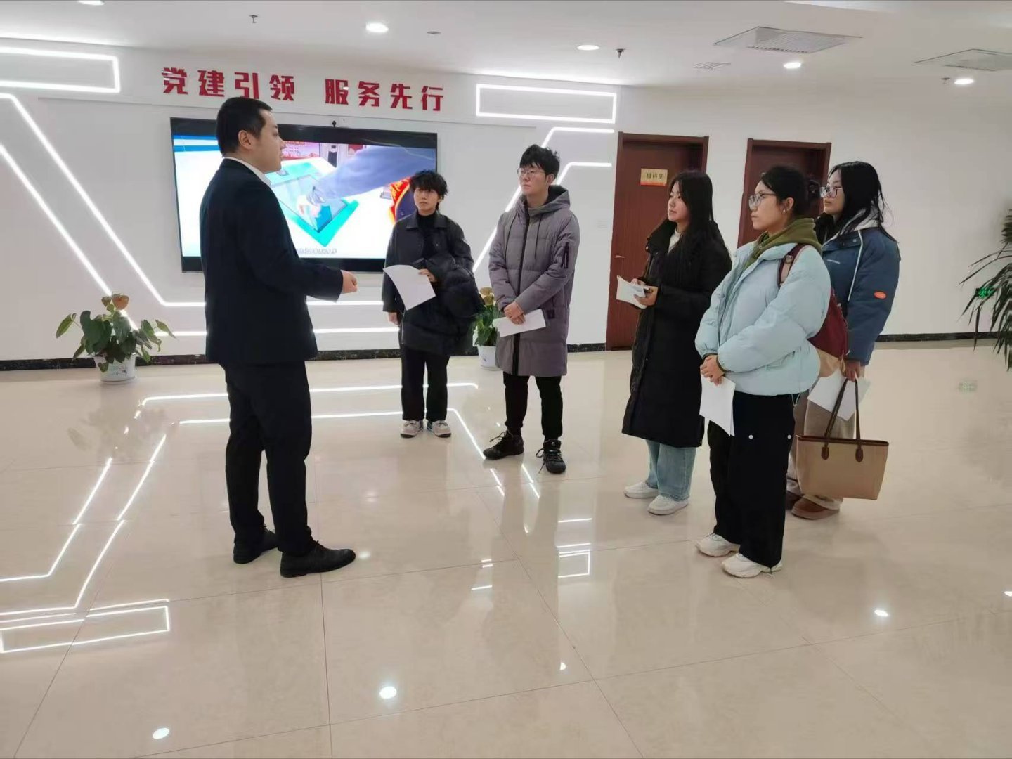 秦岭笑谈 【助老冬日暖，青春护心安】为深入学习贯彻党的二十大精神，引导青年学生在