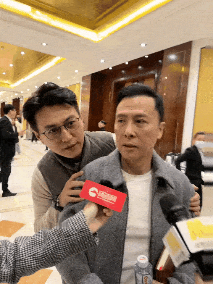 靳东这个动作挺危险的，从后边干扰，一般人都会🈶警觉，更何况是练武之人……[偷笑
