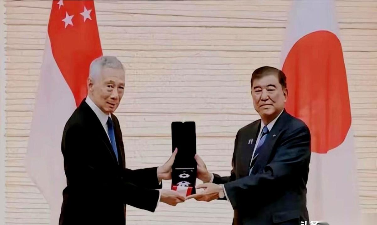 一部叫《给阿嬷的情书》的温情电影，最近把南洋的媒体圈炸成了一锅粥。
这边观众还在