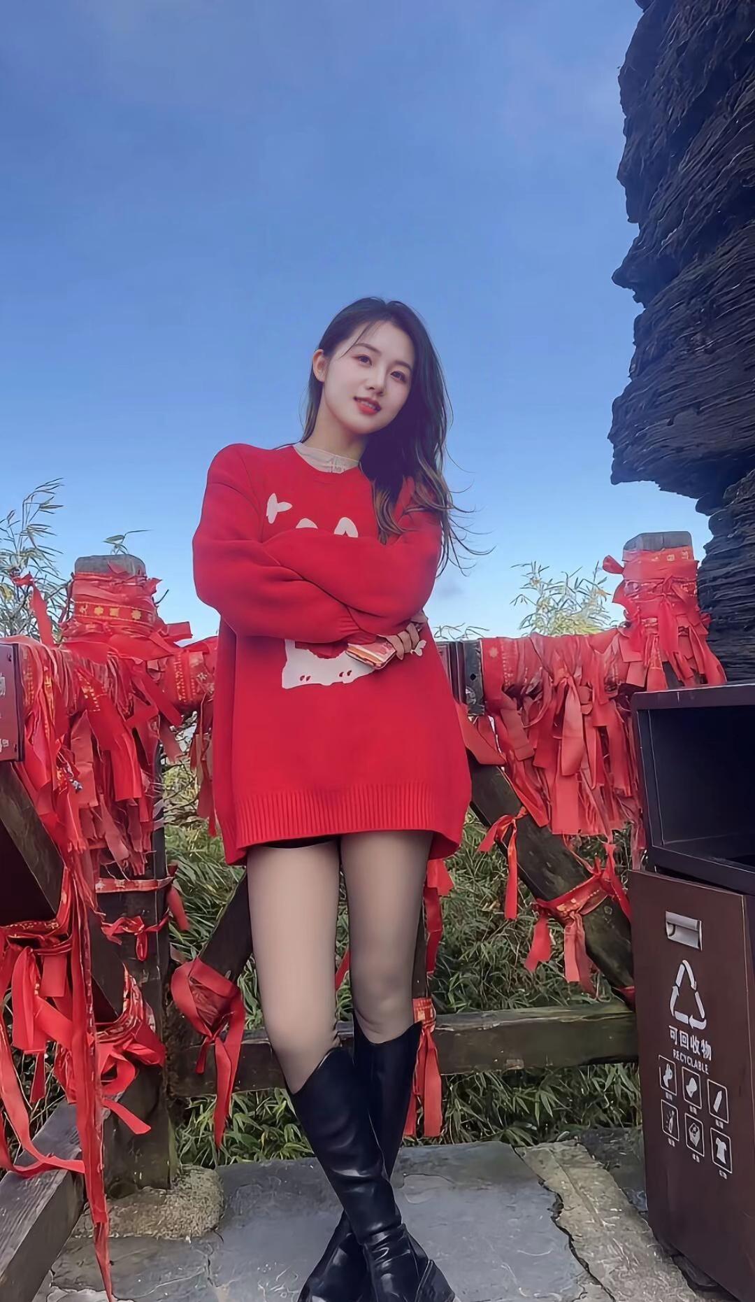 冬日暖阳下的红衣少女，笑容灿烂，幸福满满！🌞💕