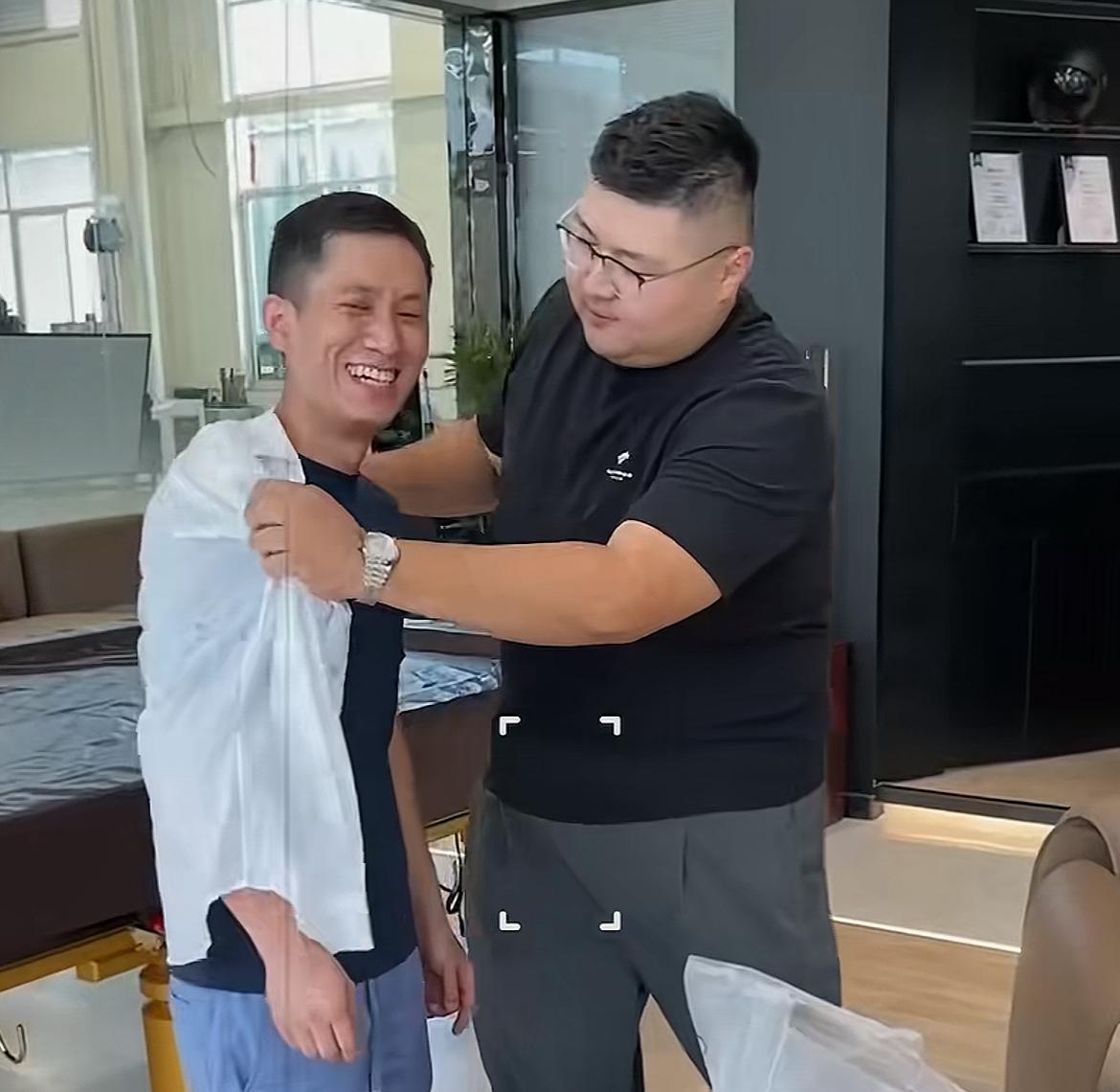 阿张于猴哥说车正式“分道扬镳”，自己做老板
另外，阿张还透露，“猴哥说车”的车库
