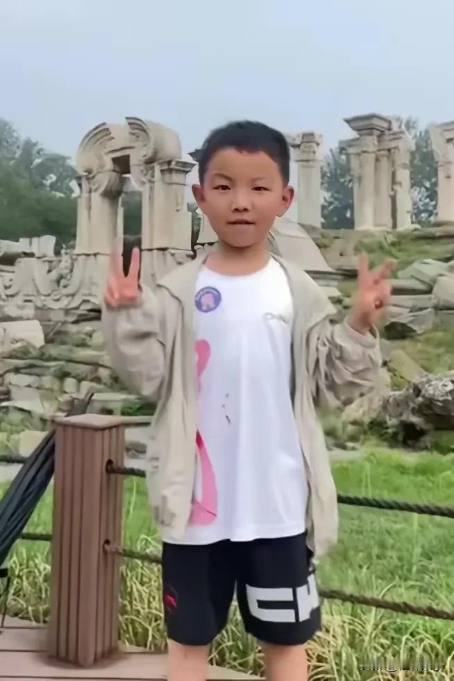 言宝长成小帅哥了！
小熊喜忧参半。
喜的是，
儿子在茁壮成长，
没辜负丈夫临终前
